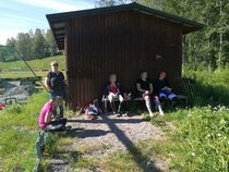 Penkillä oikealla istuva Oskari Lahtinen tuli tavoittelemaan nuorten EM-kisarajaa. Lahtinen heitti kisassa 65,53, mutta tuolla tuloksella raja ei vielä ylittynyt.