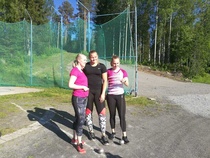 Virroilla nähtiin myös moukarinheiton huippunimiä. Kuvassa Maija Valli, Sara Killinen ja Inga Linna. Killinen saavuttanut tänä kesänä
nuorten EM-kisarajan ja Linna on Suomen tilastoissa tällä hetkellä toisena.